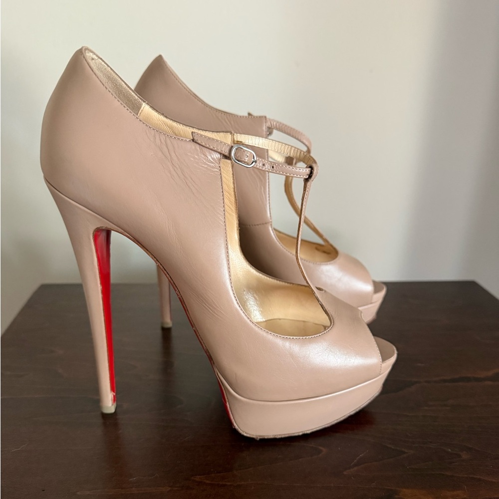 Christian Louboutin peep toe leather pump heels nude color size 39 / size 9
